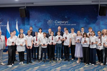 Ученикам школы №38 в День России вручили паспорта